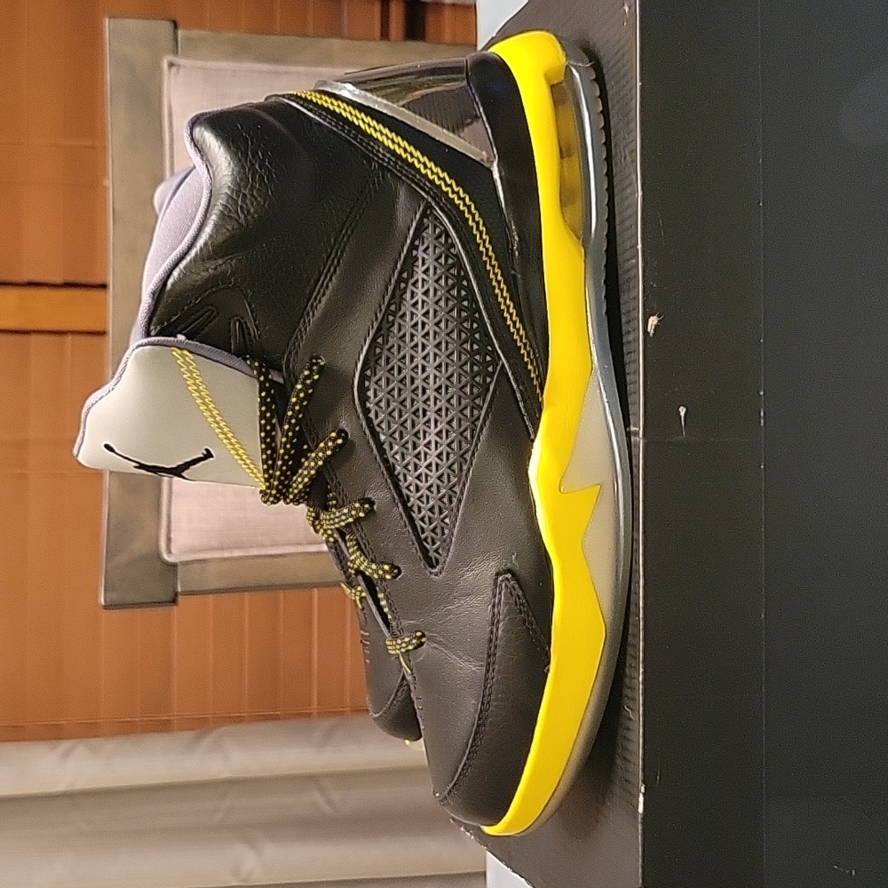 Air Jordan Flight Remix - Black/Vibrant Yellow & Grey Size 8.5